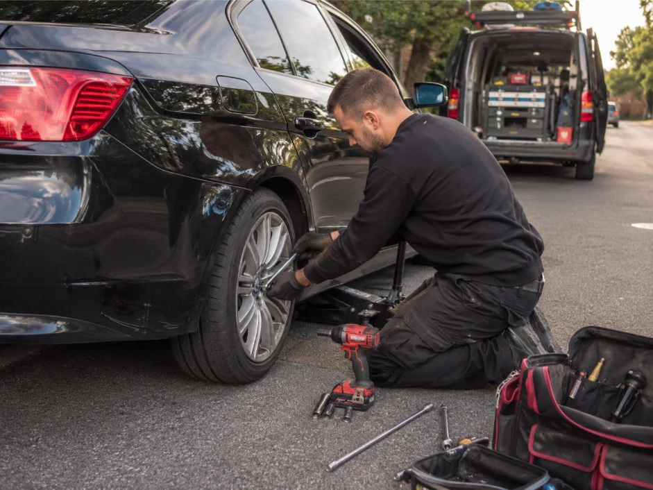 Mobile Tyre Technician Roadside Wheel Replacement